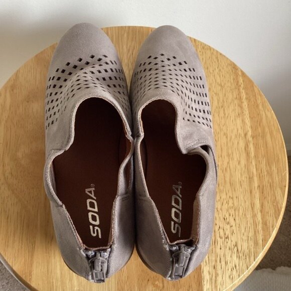 NWOT Soda Women's Gray/Taupe Cut-Out Ankle Booties With Back Zipper Size 8 - Picture 5 of 5